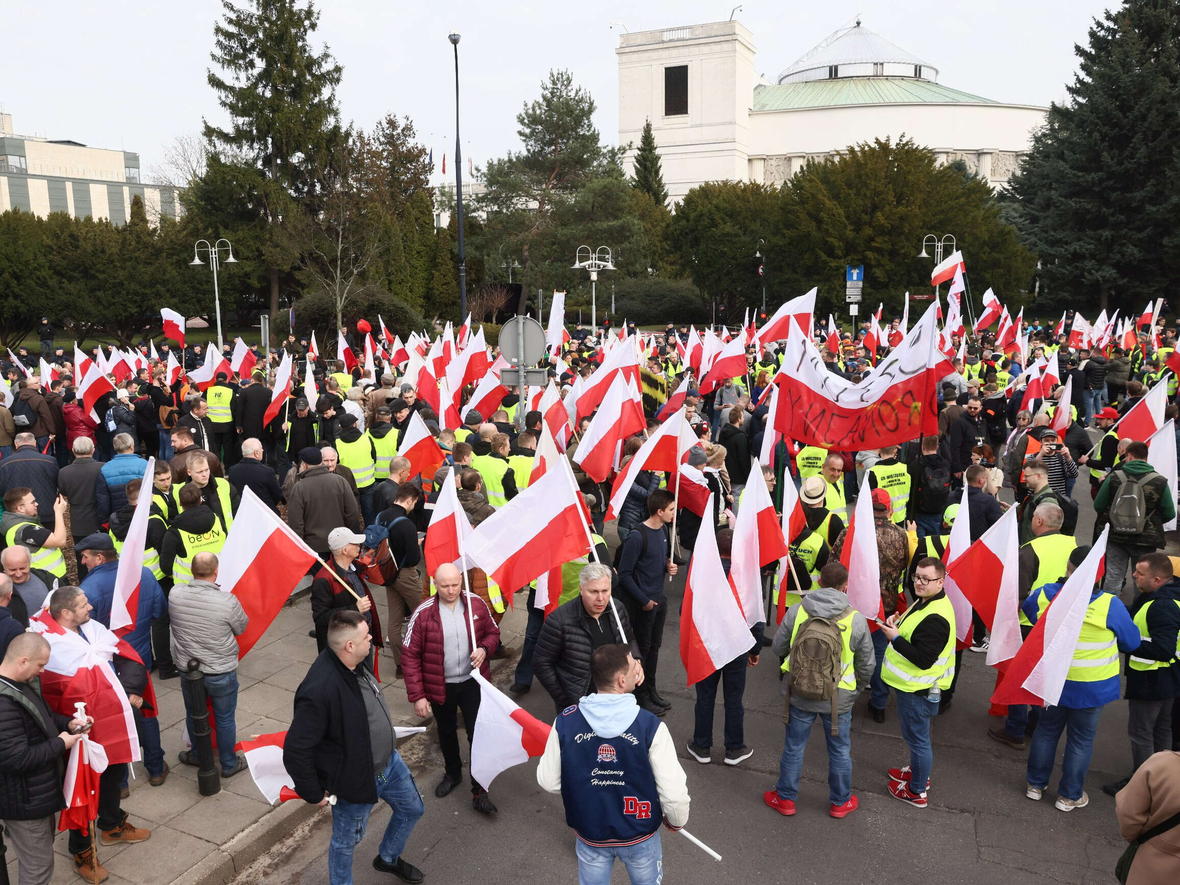 Kto chciał barierek przed Sejmem? Kancelaria ujawniła, kto zwrócił się z prośbą