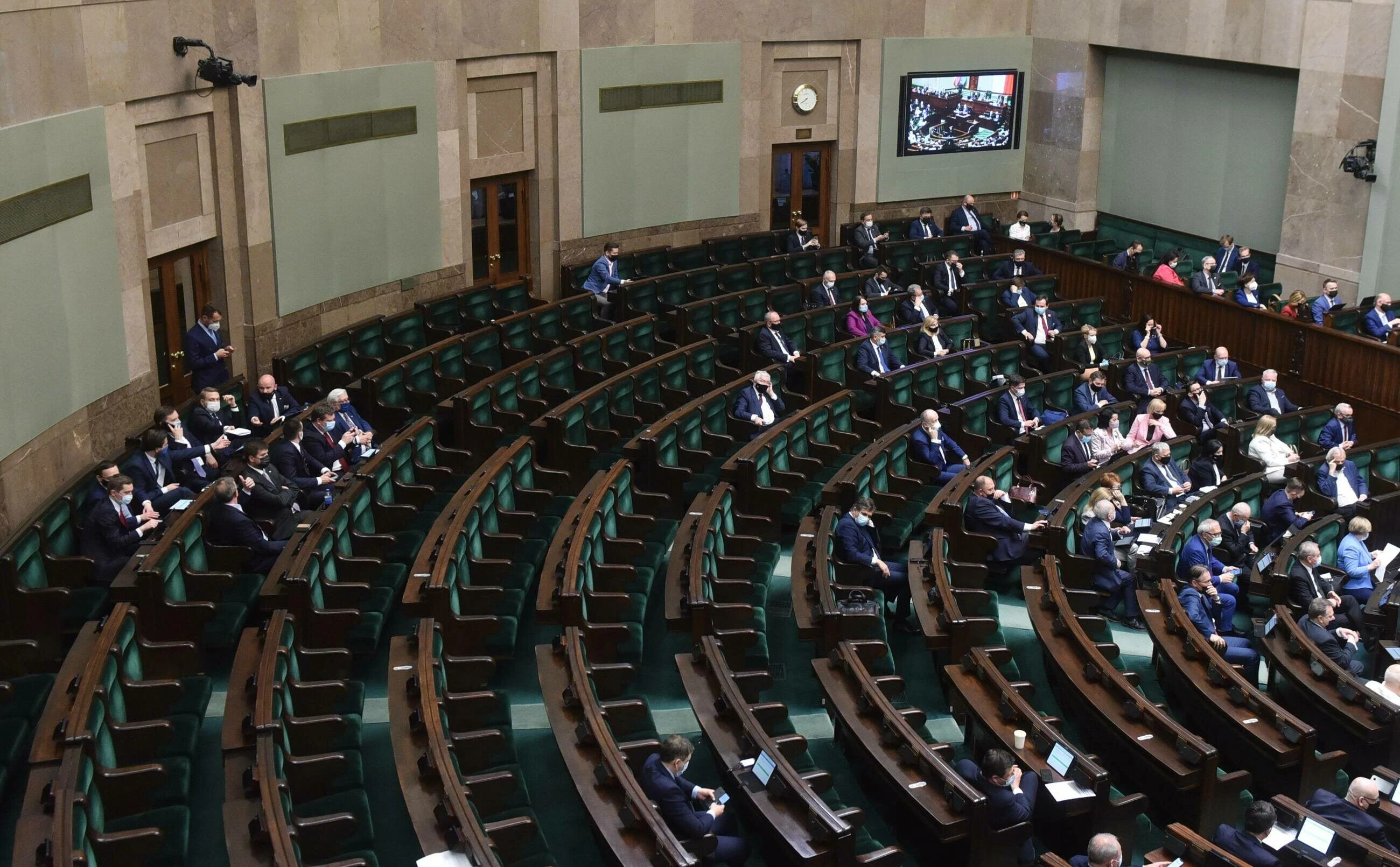 Najnowszy sondaż partyjny. Hołownia umacnia się na drugiej pozycji, KO prawie dwa razy słabsza
