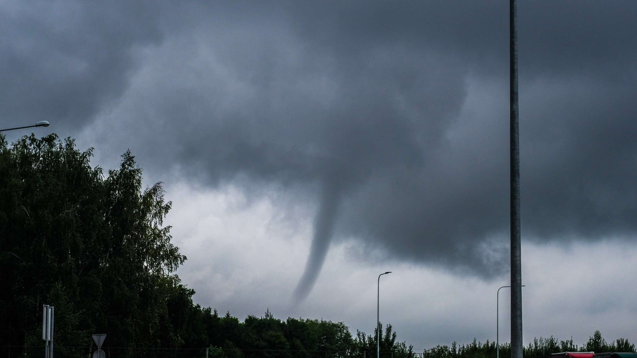 Tornado porwało niemowlę z łóżeczkiem. Rodzice nie wierzyli w szczęśliwe zakończenie