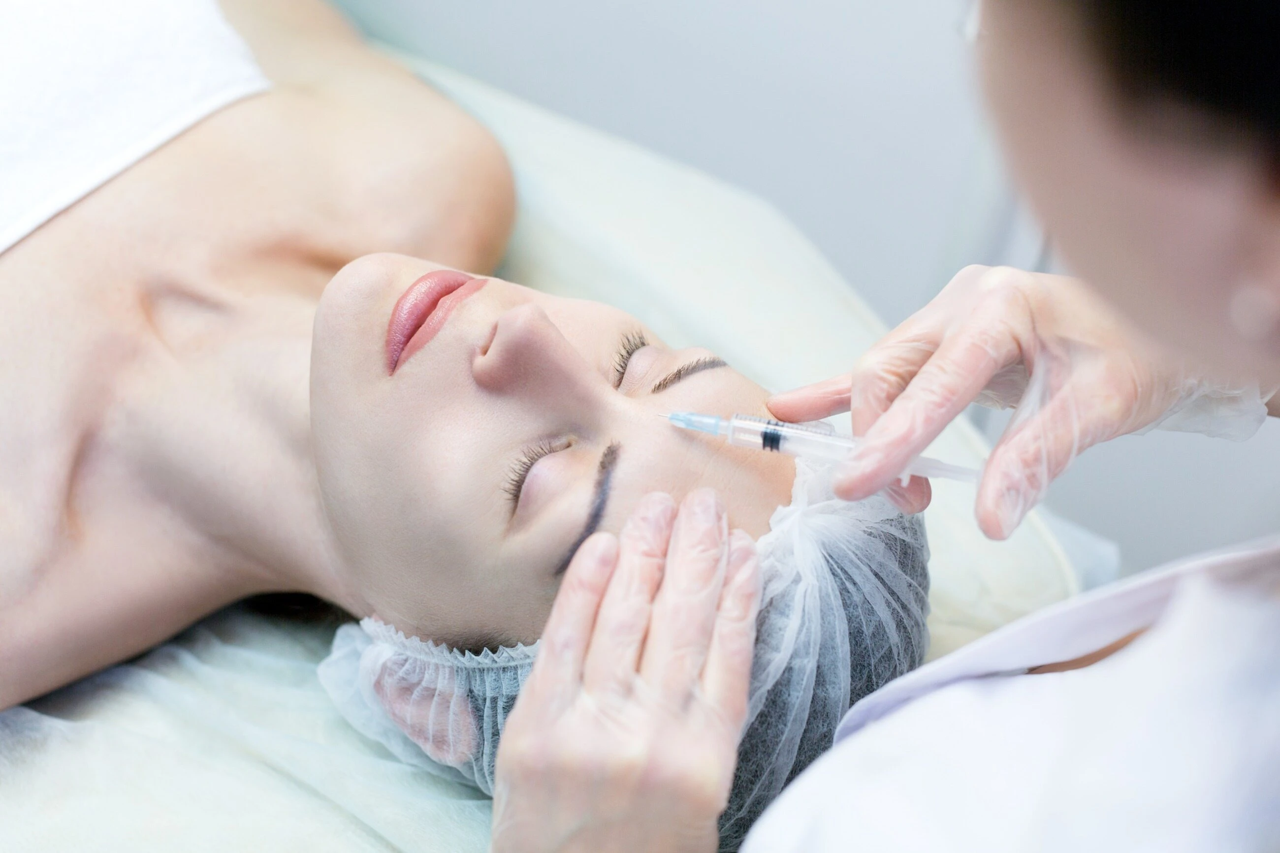 Mezoterapia igłowa odżywia i regeneruje skórę. Co to za zabieg?