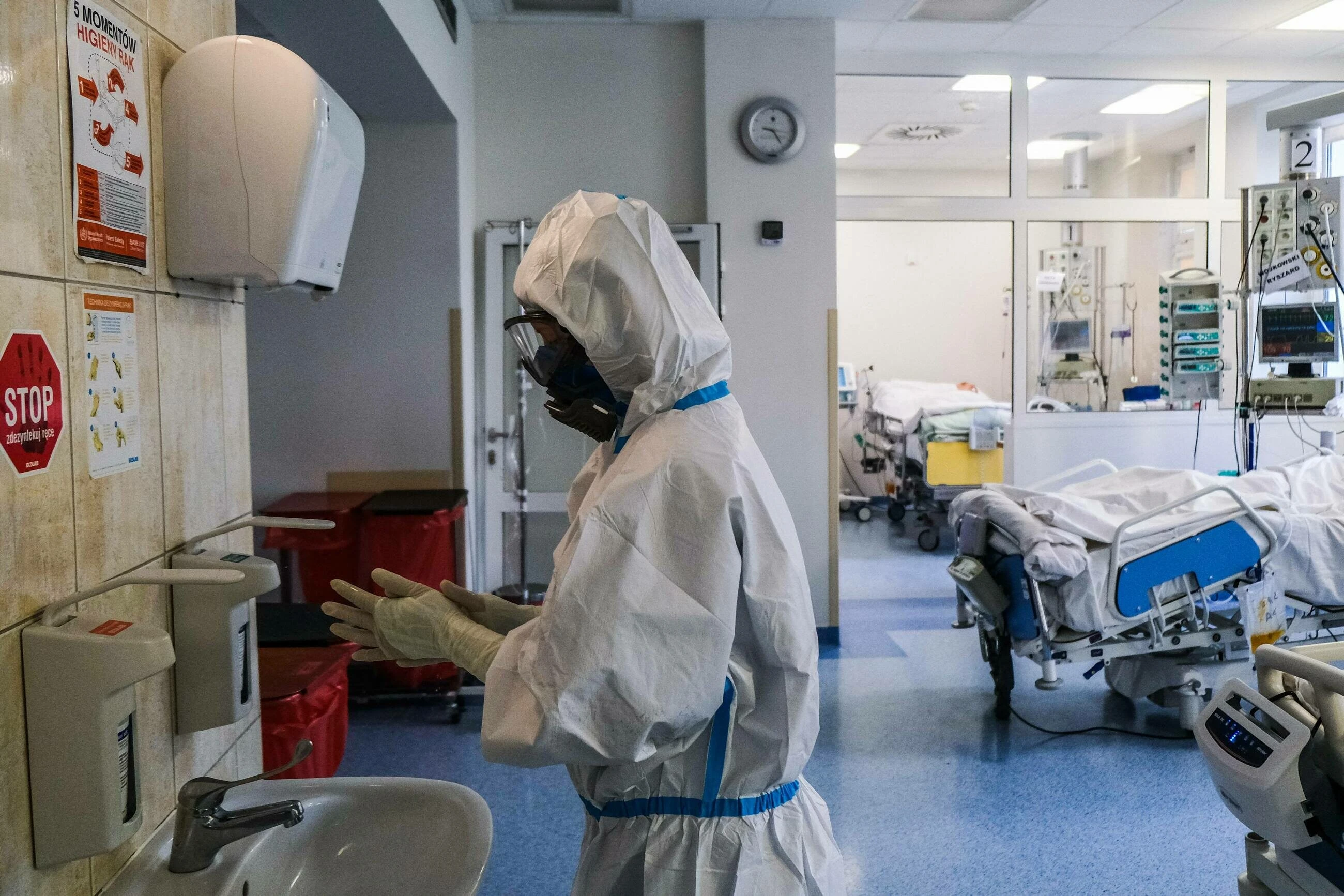 MZ: Mniej nowych zakażeń koronawirusem. Zmarło 21 osób