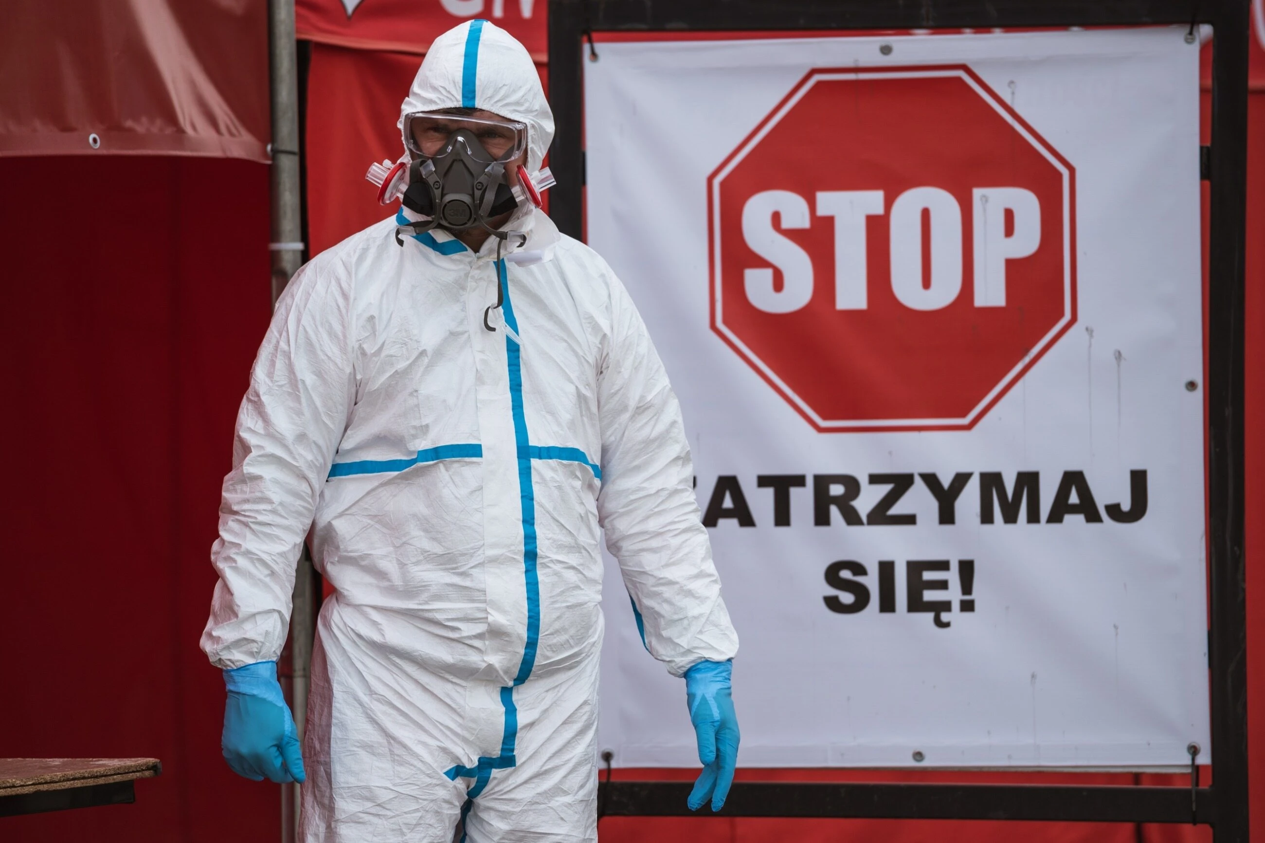 Blisko 10 tys. nowych zakażeń koronawirusem, zmarły 282 osoby