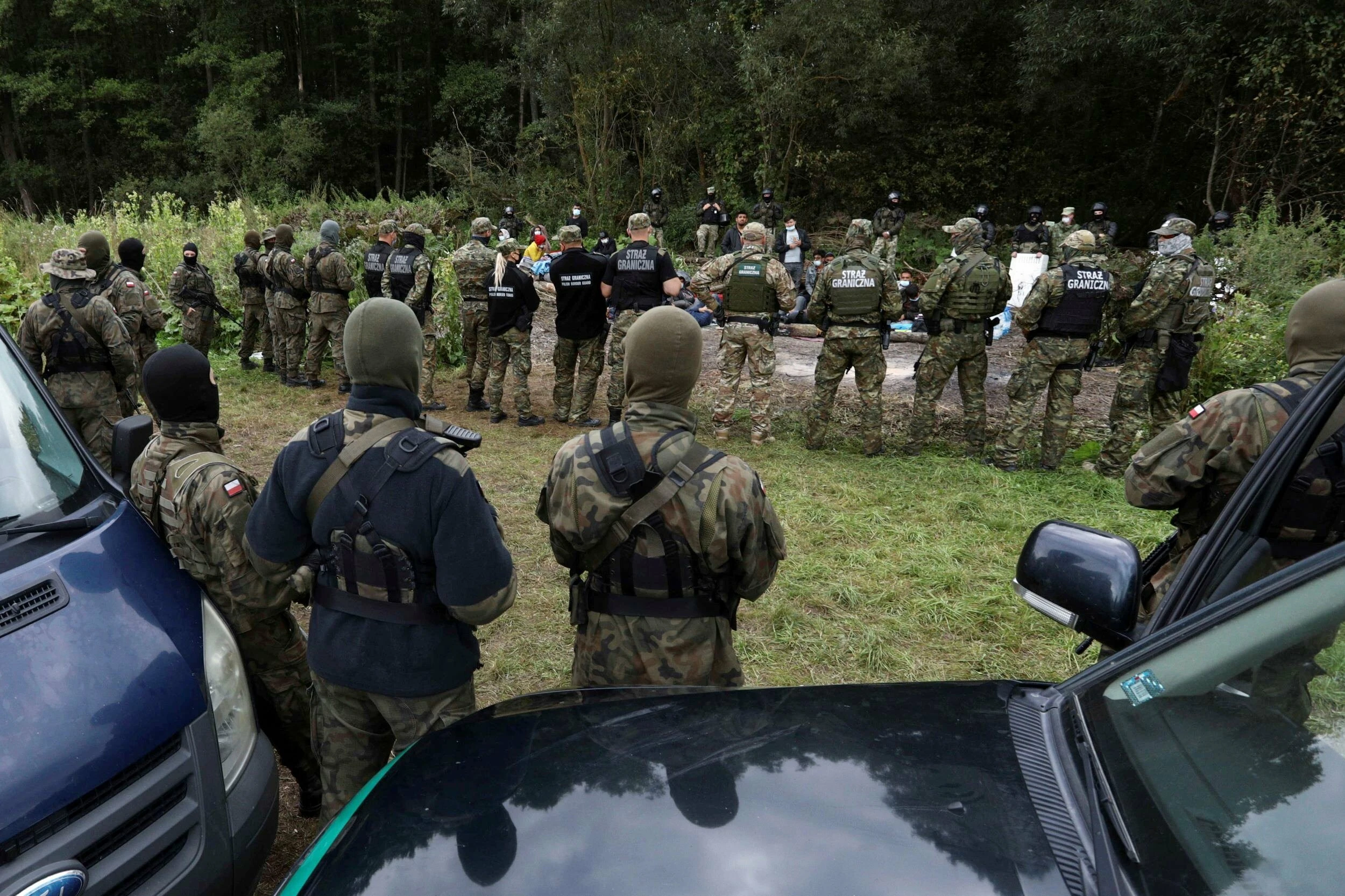 MSZ Polski interweniuje ws. migrantów. „Gotowość do udzielenia na miejscu pomocy rzeczowej”