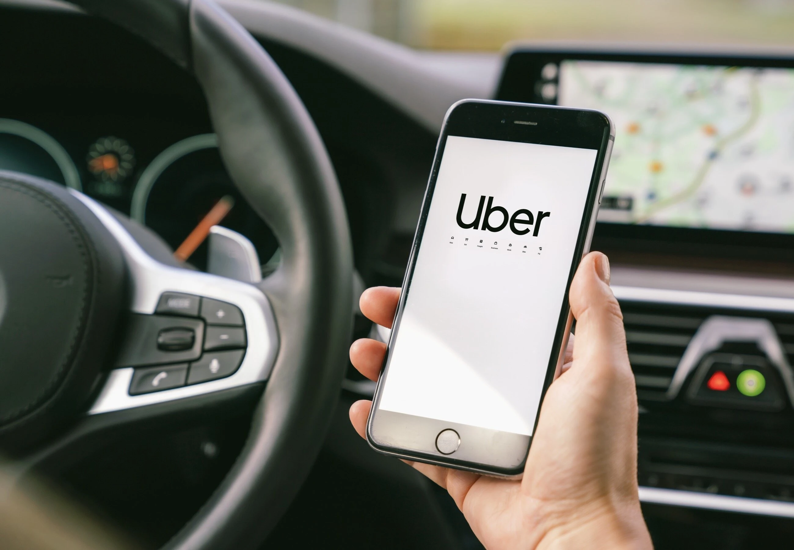 Uber podłącza się do prądu. I do Kii