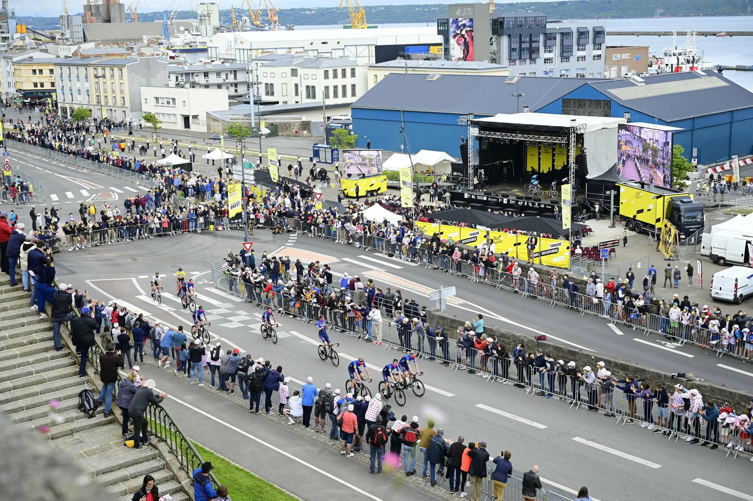 Ogromna kraksa podczas Tour de France. Zawiniła fanka