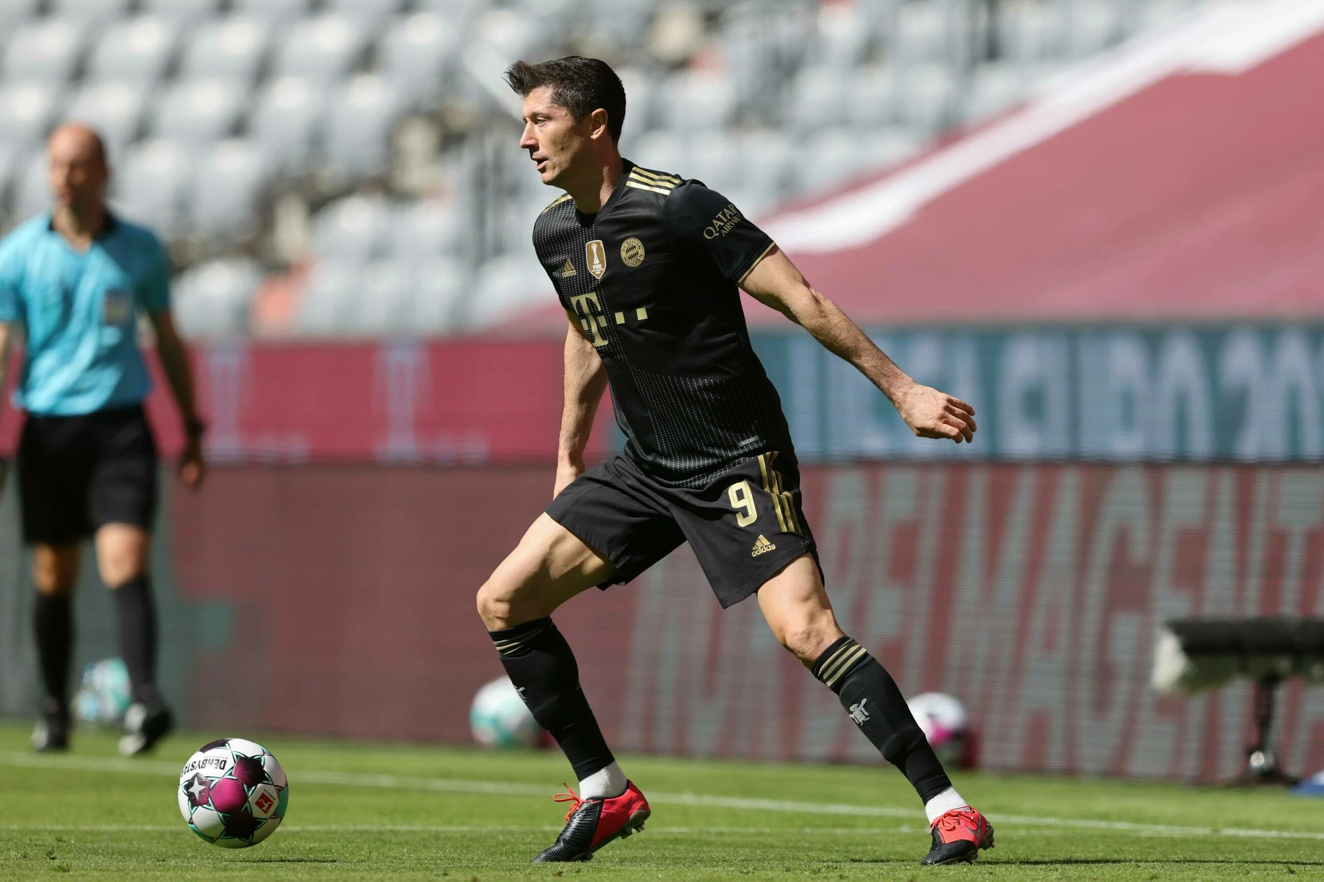 Robert Lewandowski spotkał się po meczu z żoną Gerda Muellera. Miał dla niej prezent