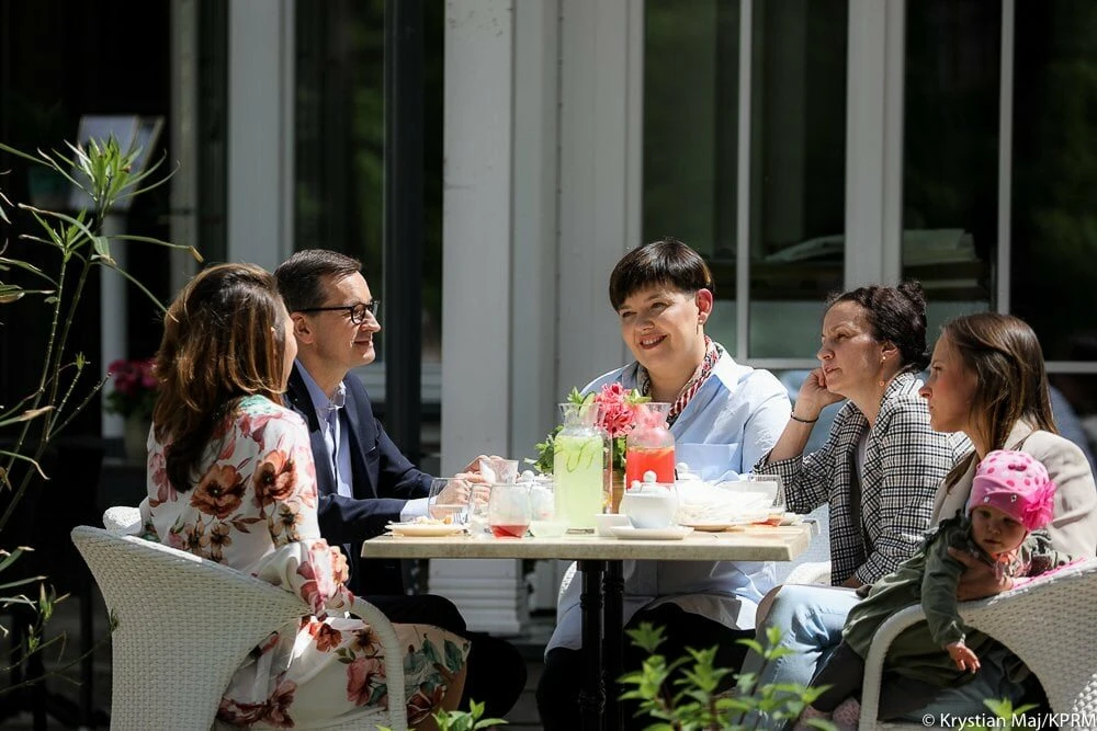 ​„To przede wszystkim mama tworzy dom”. Morawiecki składa życzenia z okazji Dnia Matki
