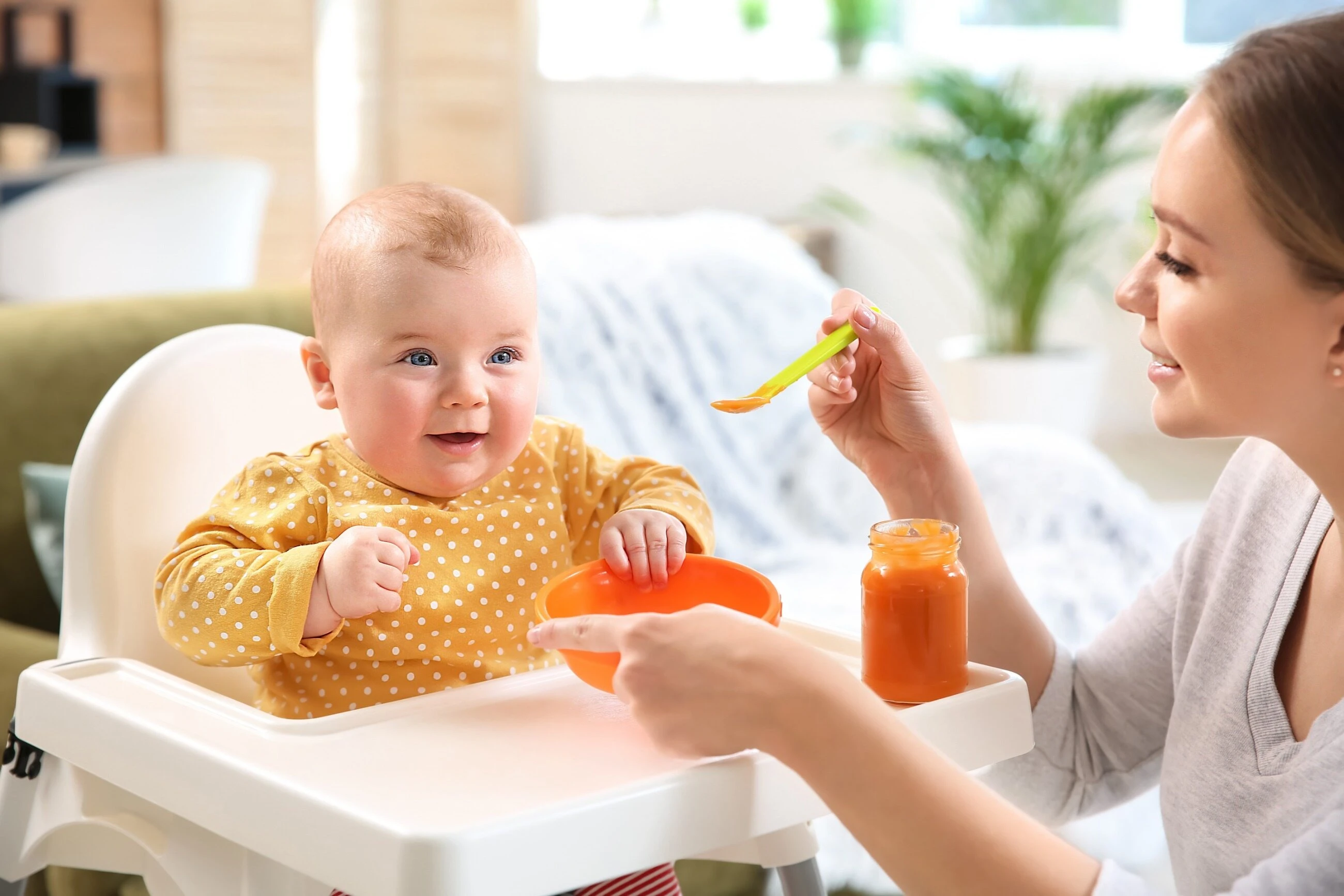 Rodzicu! Tych produktów nie wprowadzaj do diety dziecka zbyt wcześnie