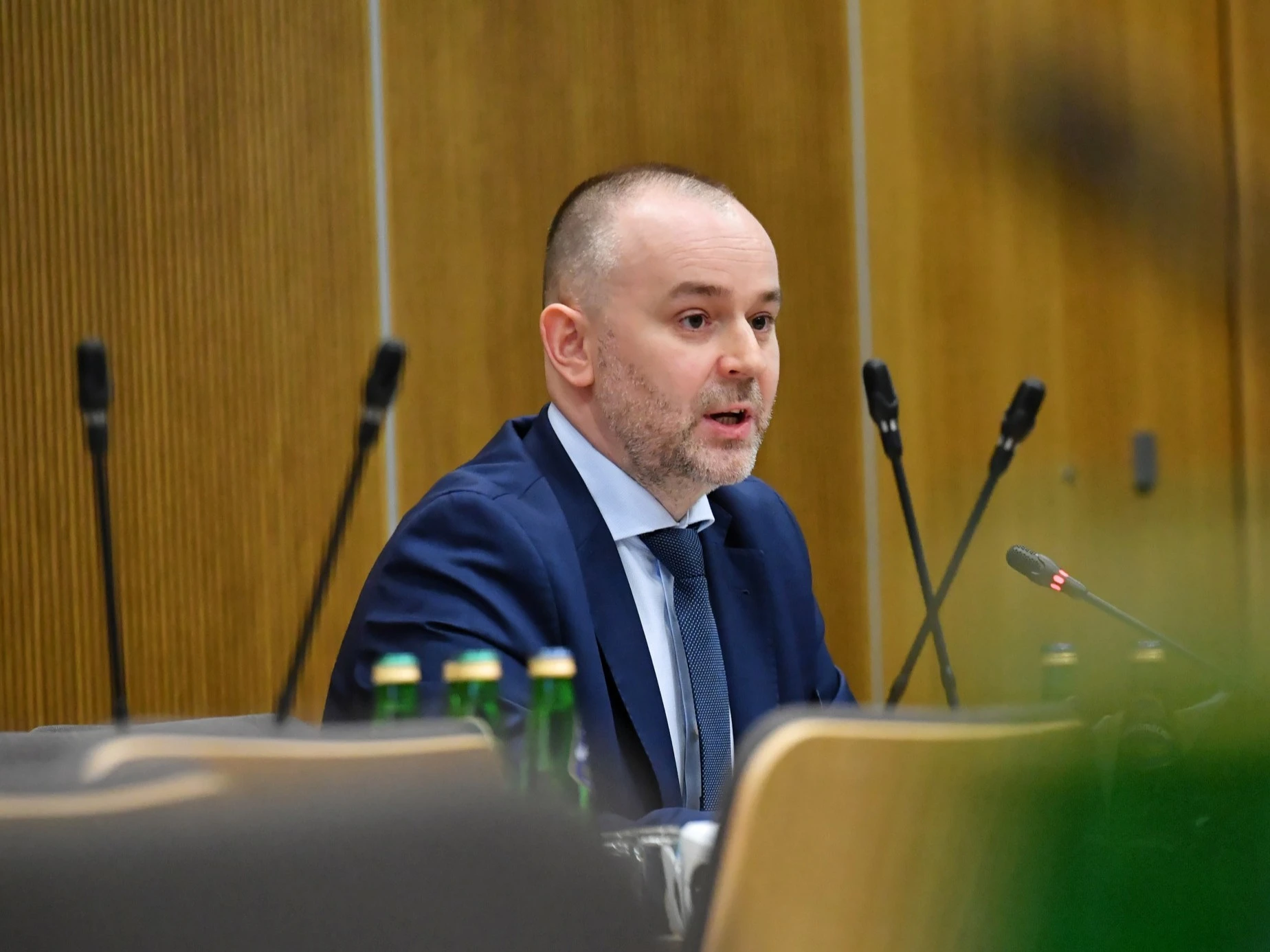 Konflikt Muchy z Glapińskim trwa. Rzecznik NBP mówi o „niemałych nagrodach i premiach”