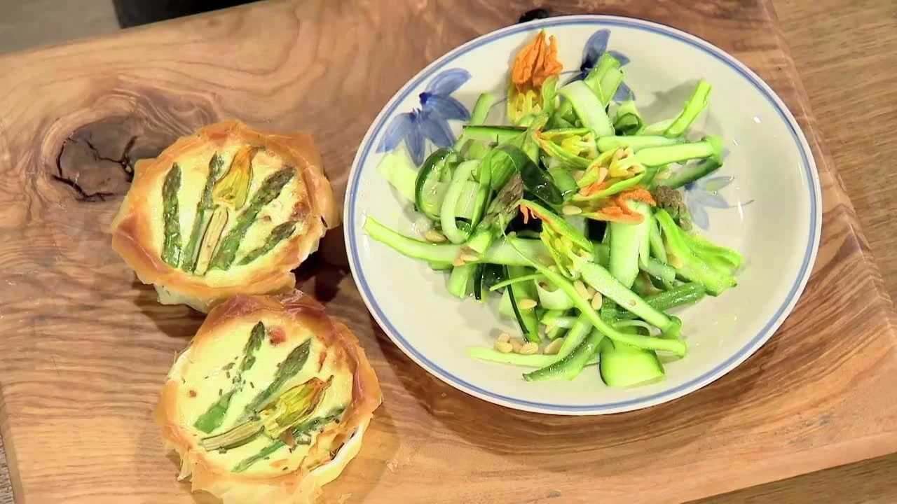 Pomysł na kolację. Babeczki ze szparagami i warzywne spaghetti
