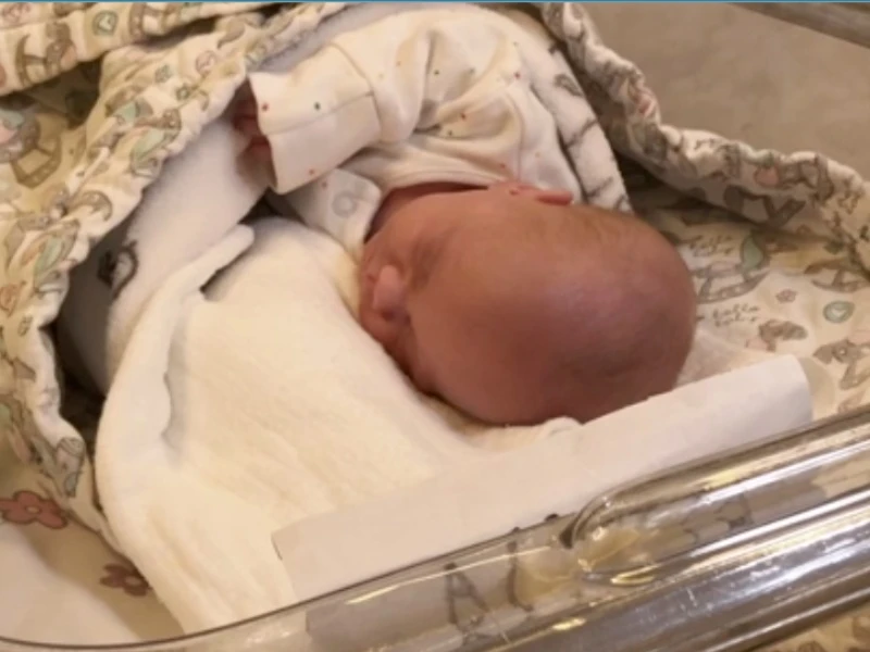 Dzień Wcześniaka. Maleńka Patrycja opuściła szpital św. Zofii. Gratulacje złożył Rafał Trzaskowski