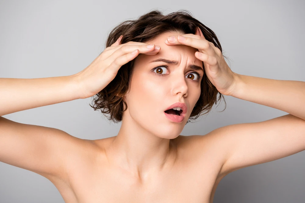 Twoje czoło szpeci „lwia zmarszczka”? Pozbądź się jej bez skalpela i botoksu