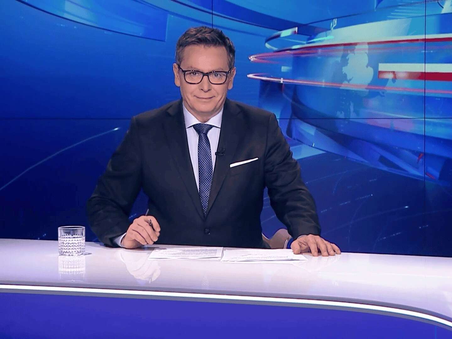 Michał Adamczyk do tłumu przed TVP: Żadna grupa polityków nie przejmie Telewizji Polskiej