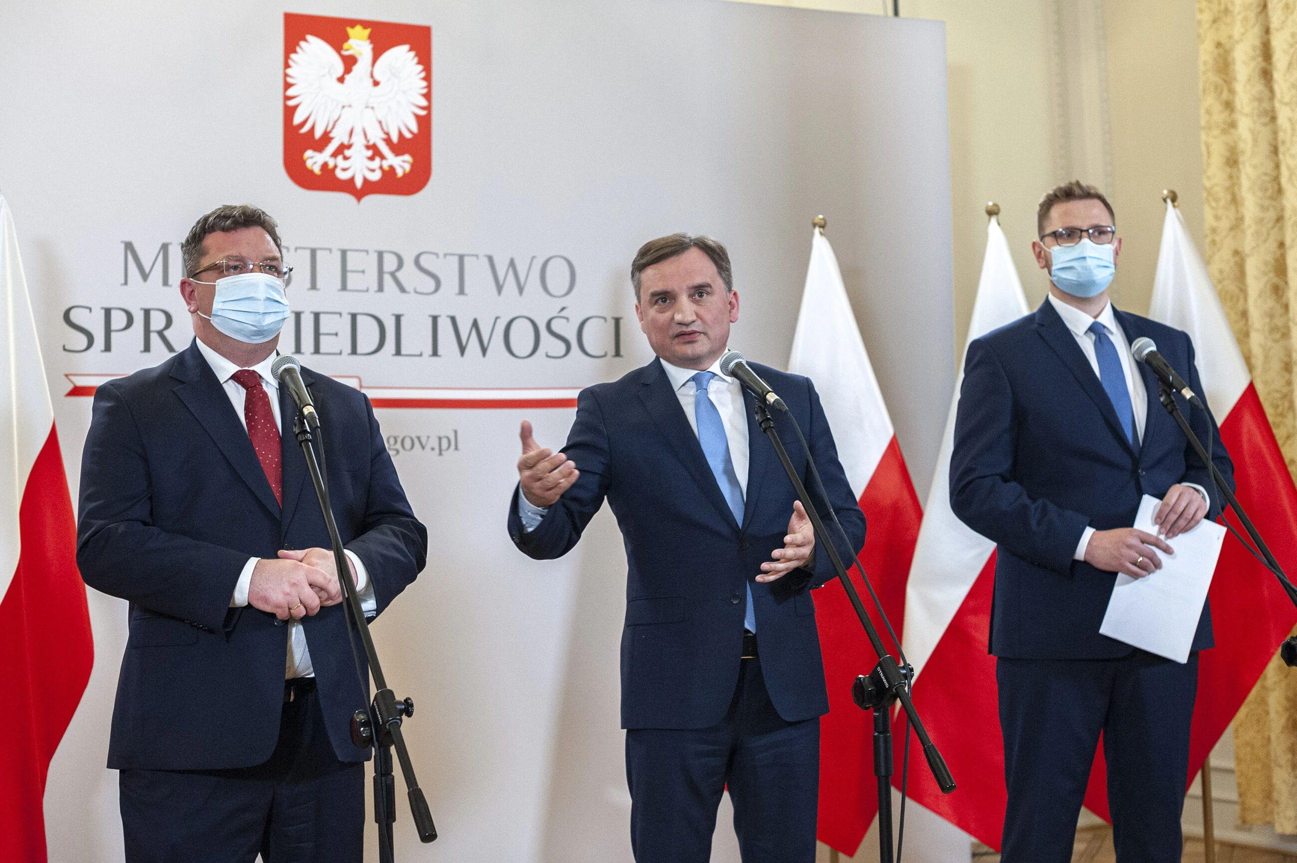 Rząd wprowadzi „zakaz promowania homoseksualizmu”? Woś: Prace nad ustawą trwają