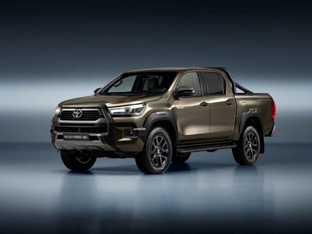 Hilux w zupełnie nowej odsłonię. Toyota dorzuciła miękką hybrydę