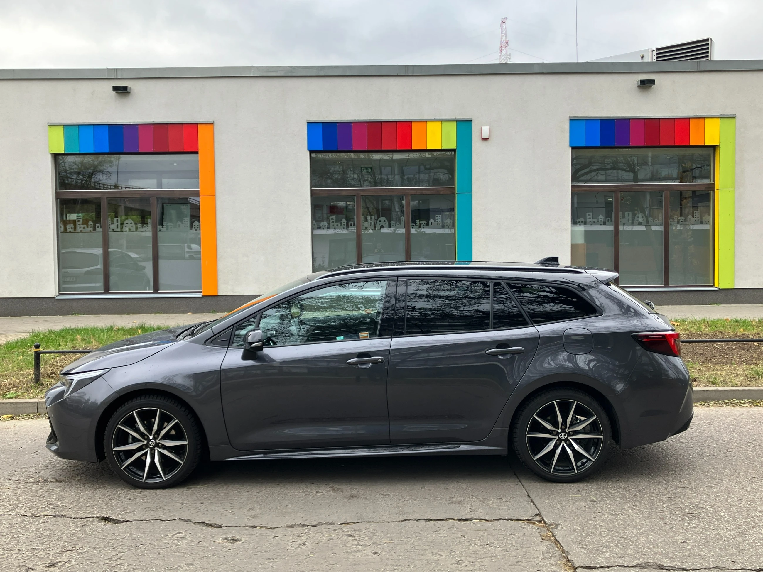 Jest oszczędny, dynamiczny i praktyczny. Wiemy, który model Toyoty warto wybrać?