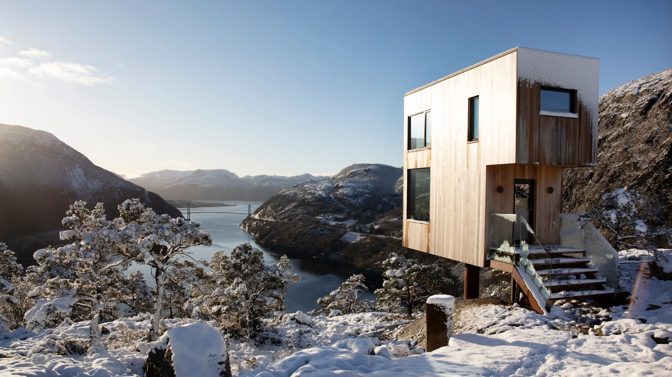 Lęk wysokości. Zima w hotelu nad urwiskiem.