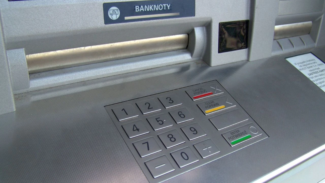 Policja ostrzega przed masowymi wypłatami z bankomatów. 