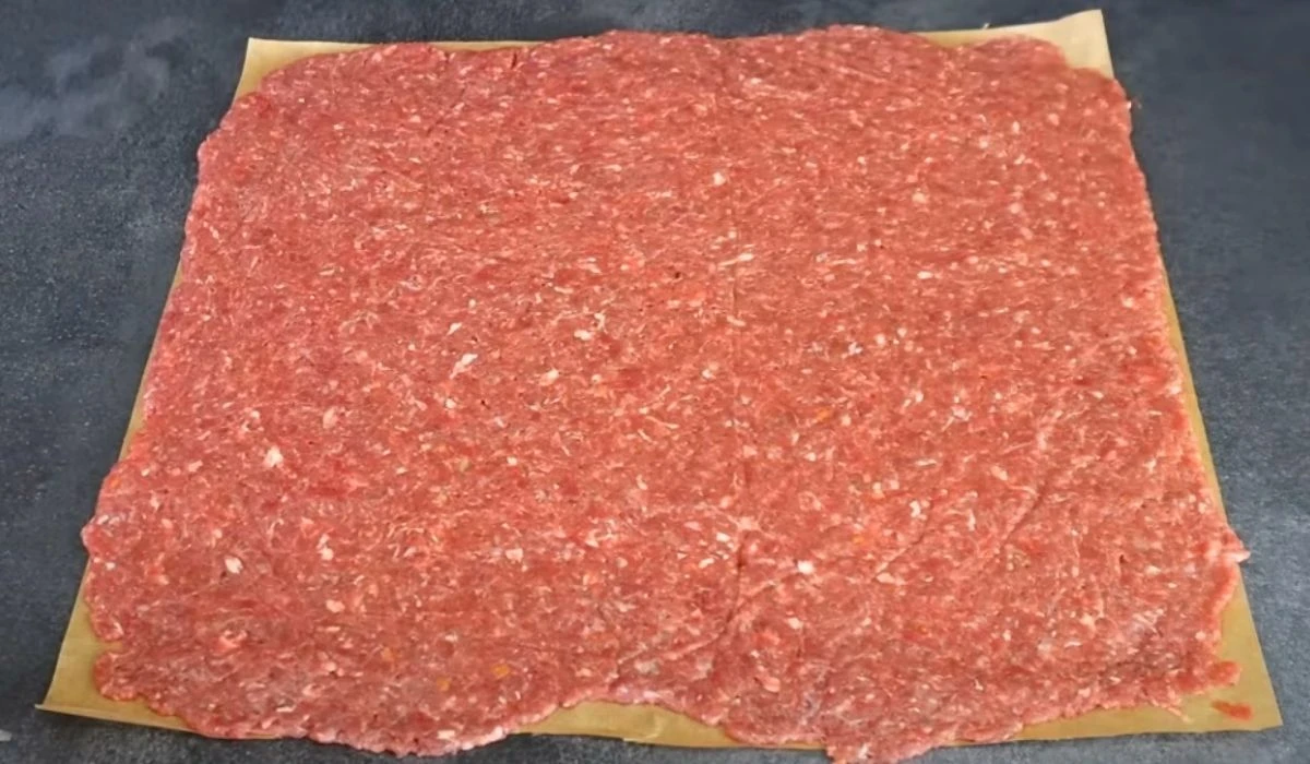 Weź papier do pieczenia i rozsmaruj mięso mielone. Ten patent to hit