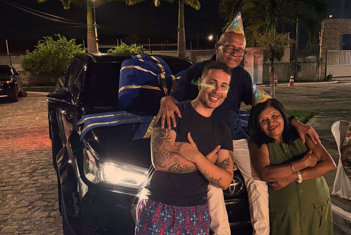 Carlinhos Maia presenteia o pai com carro de luxo; veja