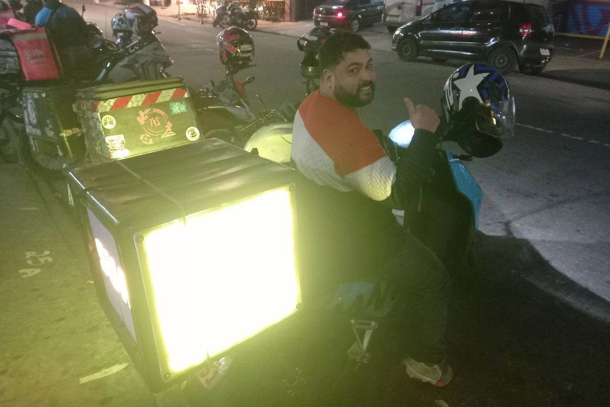 Motoboys de SP viram “outdoor ambulante” com painel de led no baú