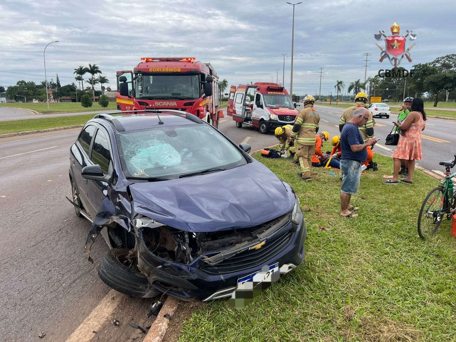 DF: motorista fica ferida após colidir carro com carreta baú na BR-060