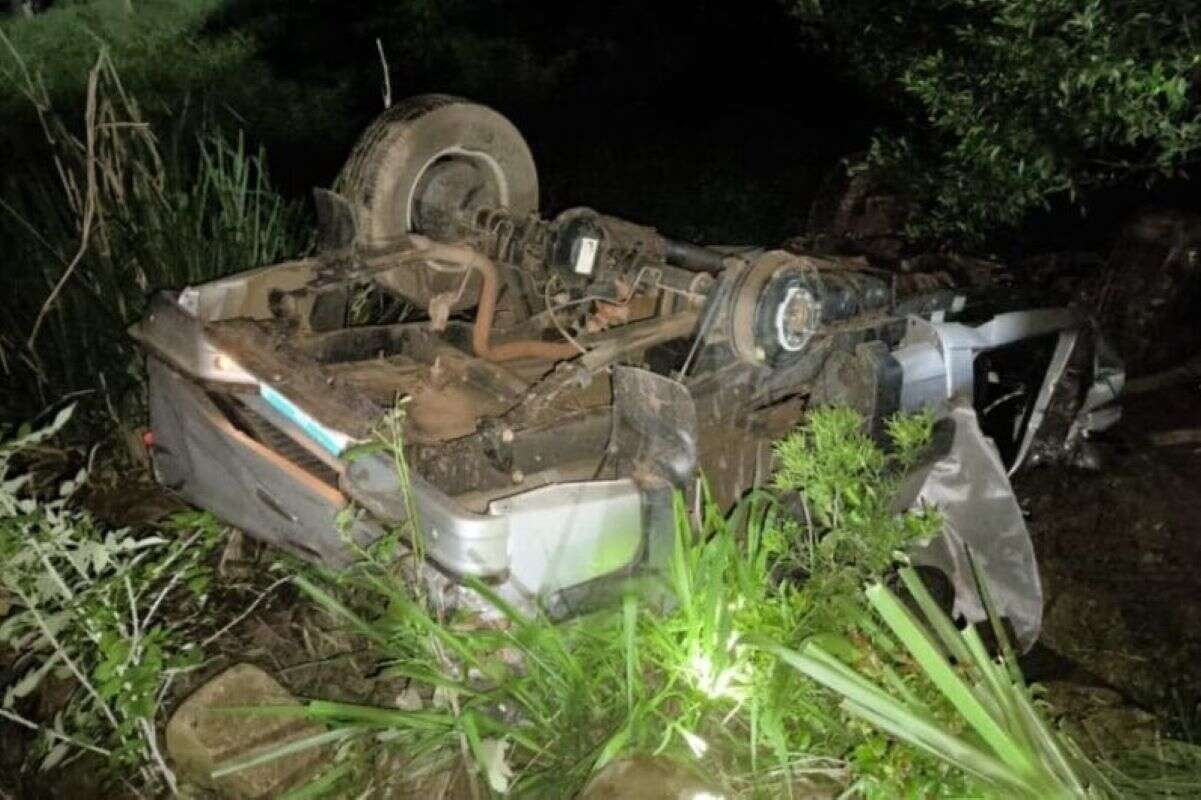 Caminhonete cai 30 metros em barranco e motorista morre em SC