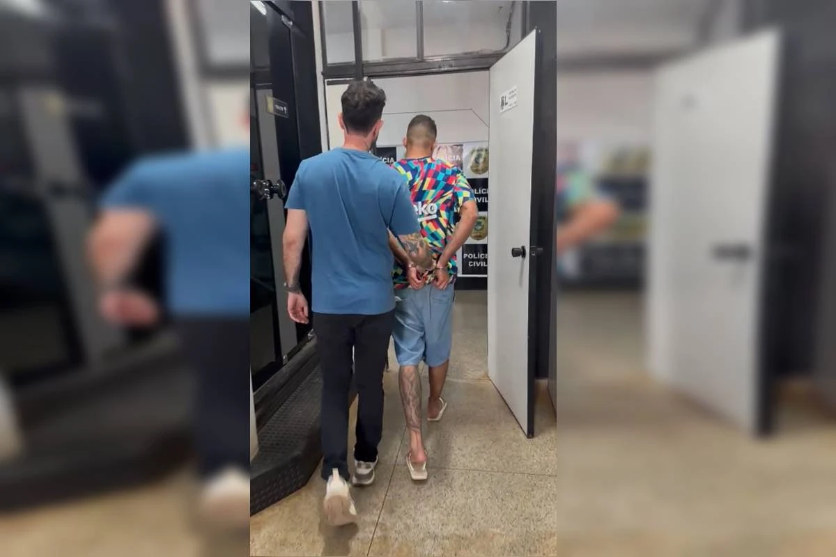 Vídeo: jovem é esmurrada pelo namorado e jogada de carro em movimento
