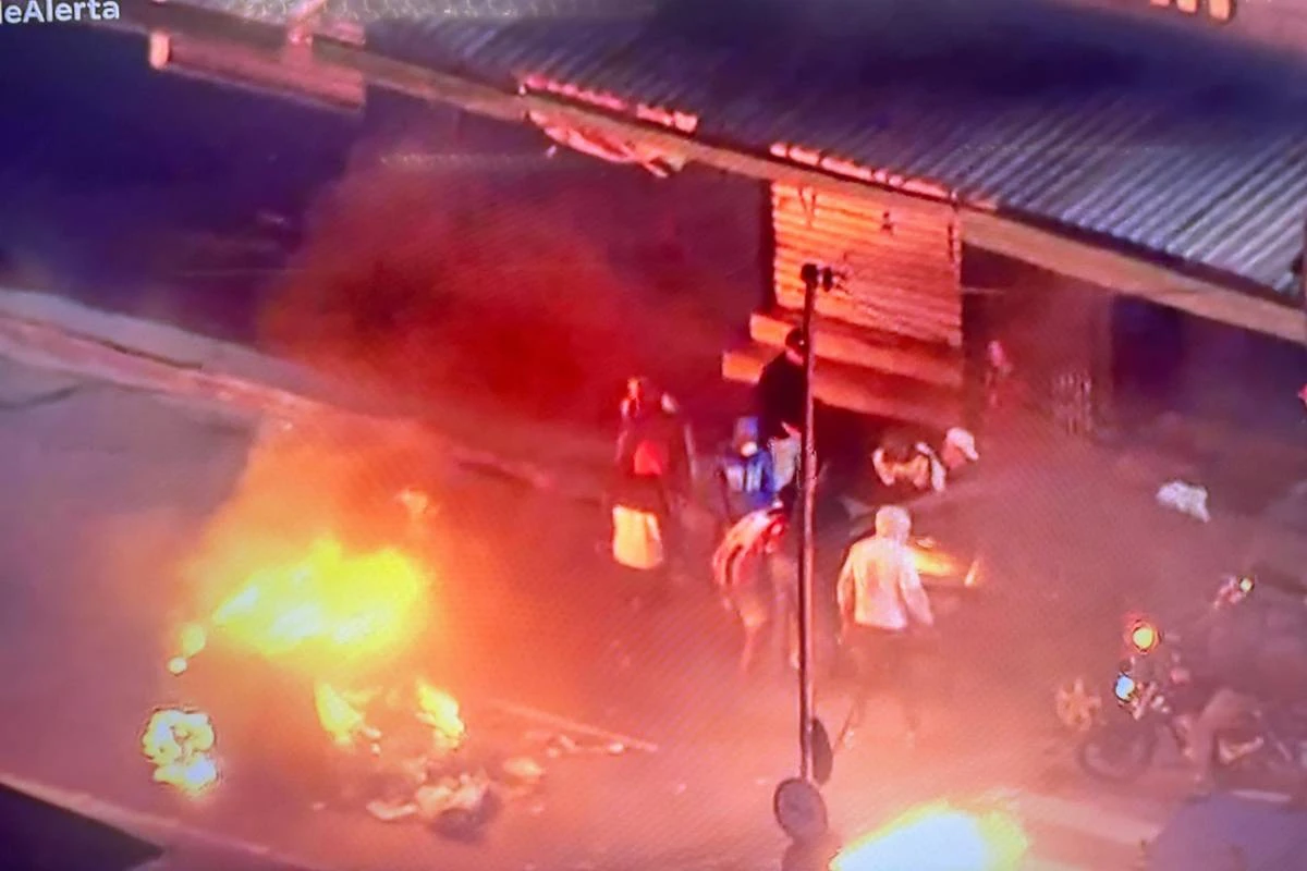 Moradores de Paraisópolis protestam com fogo e polícia cerca favela