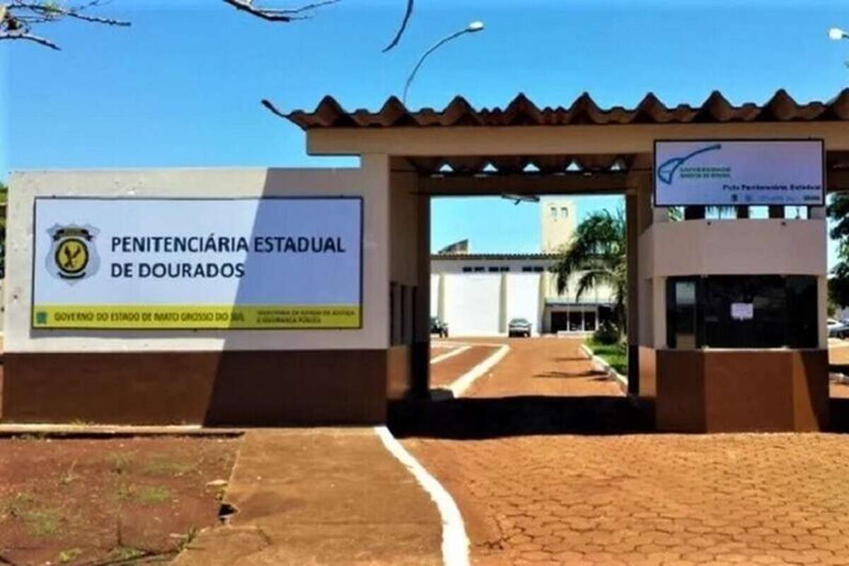 Mulher é flagrada tentando entrar em presídio com droga para o marido