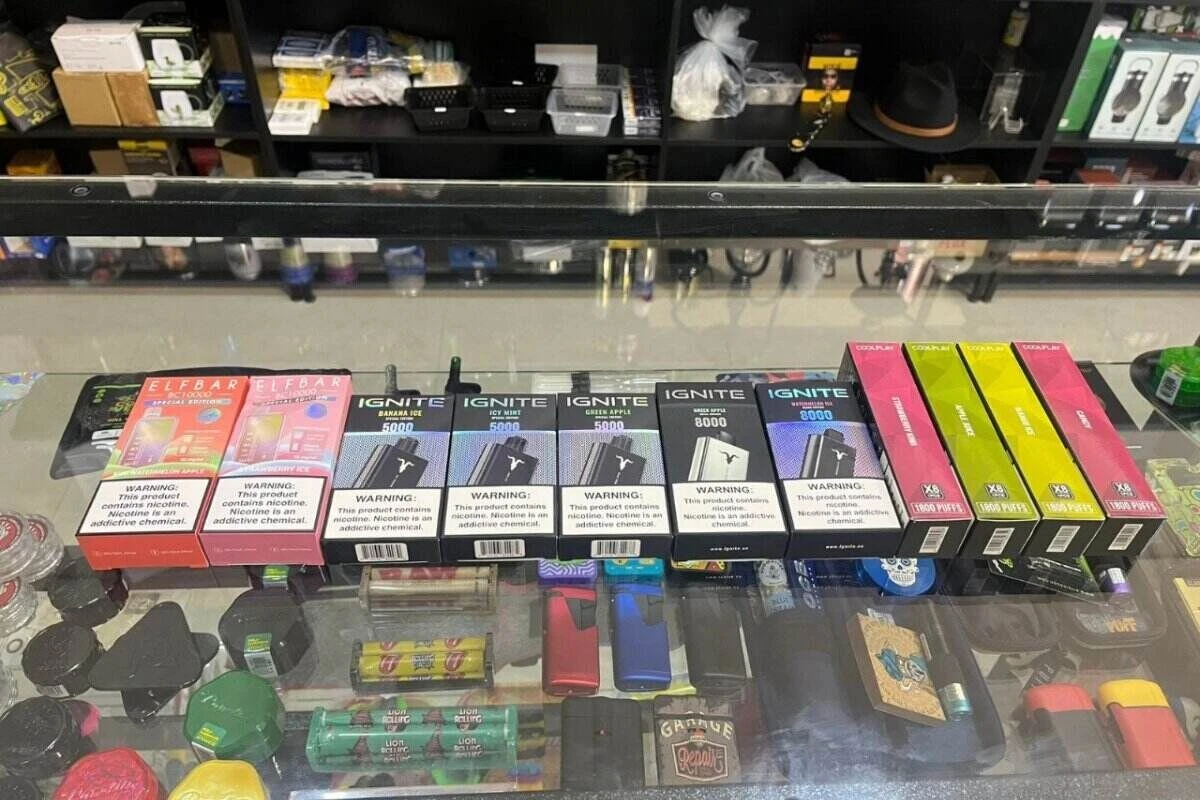 Polícia combate venda de vapes após alta de doença pulmonar em jovens