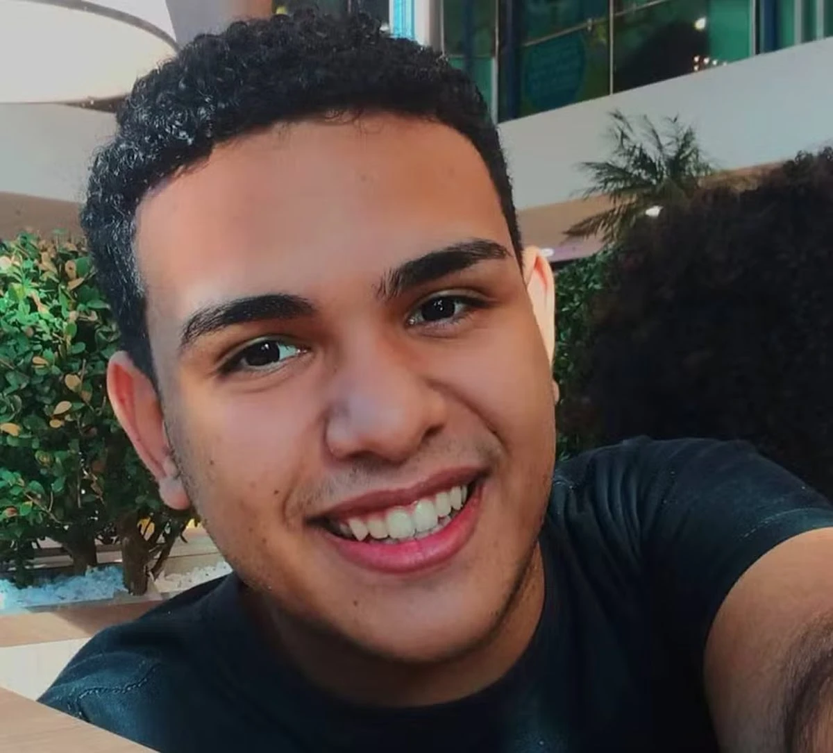 Fisioterapeuta é achado morto pelo pai em terreno baldio perto de casa