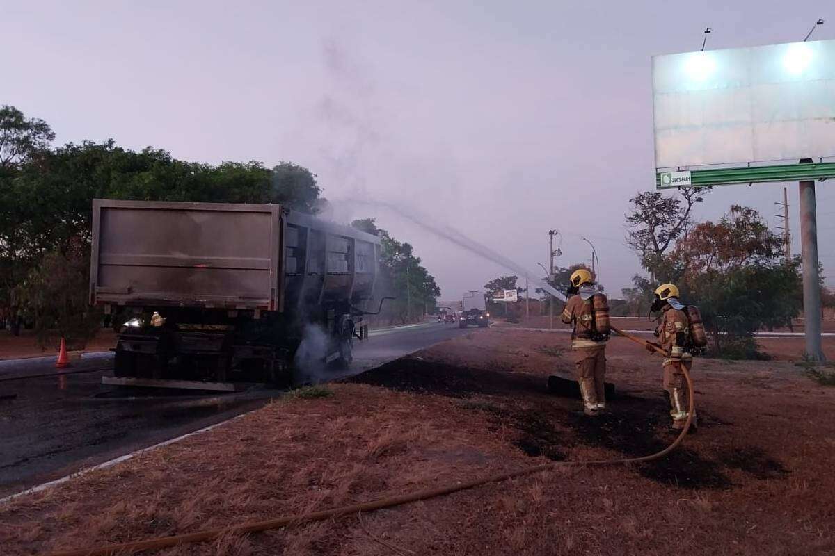 Incêndio destrói carreta e bloqueia trânsito na Epia Norte