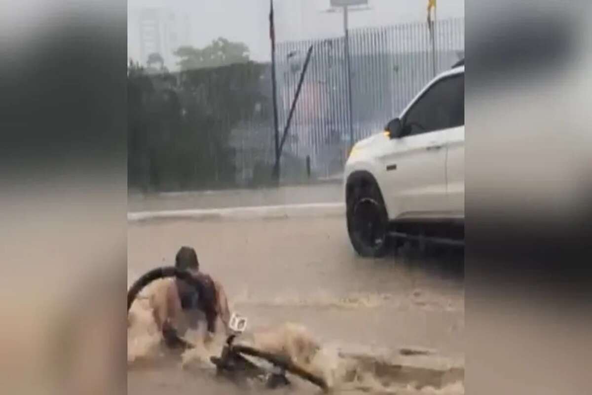 Vídeo: durante tempestade, correnteza arrasta ciclista em Maceió