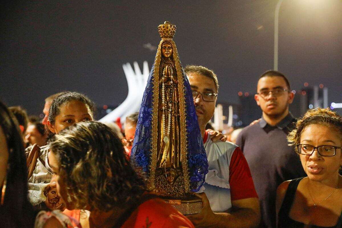 Com fé e emoção, procissão luminosa reúne centenas de fiéis no DF