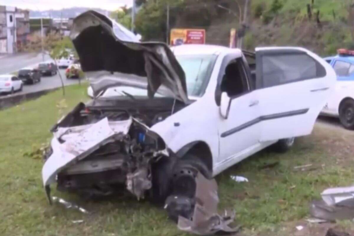 Família sofre acidente e tem carro saqueado enquanto espera por ajuda