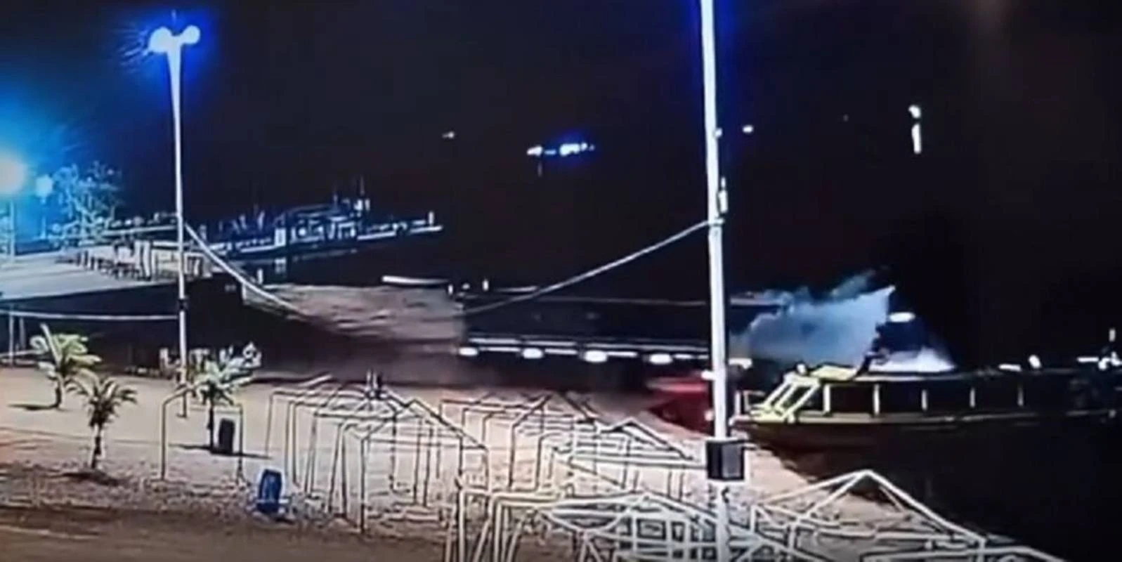 Motorista de MS sobrevive após carreta cair no Rio Paraná. Vídeo