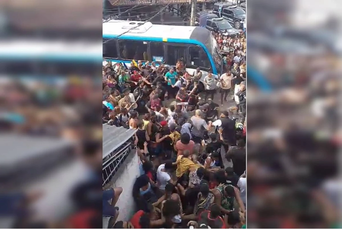 Após Oruam subir em ônibus, PM dá porrada em fãs e quase prende cantor