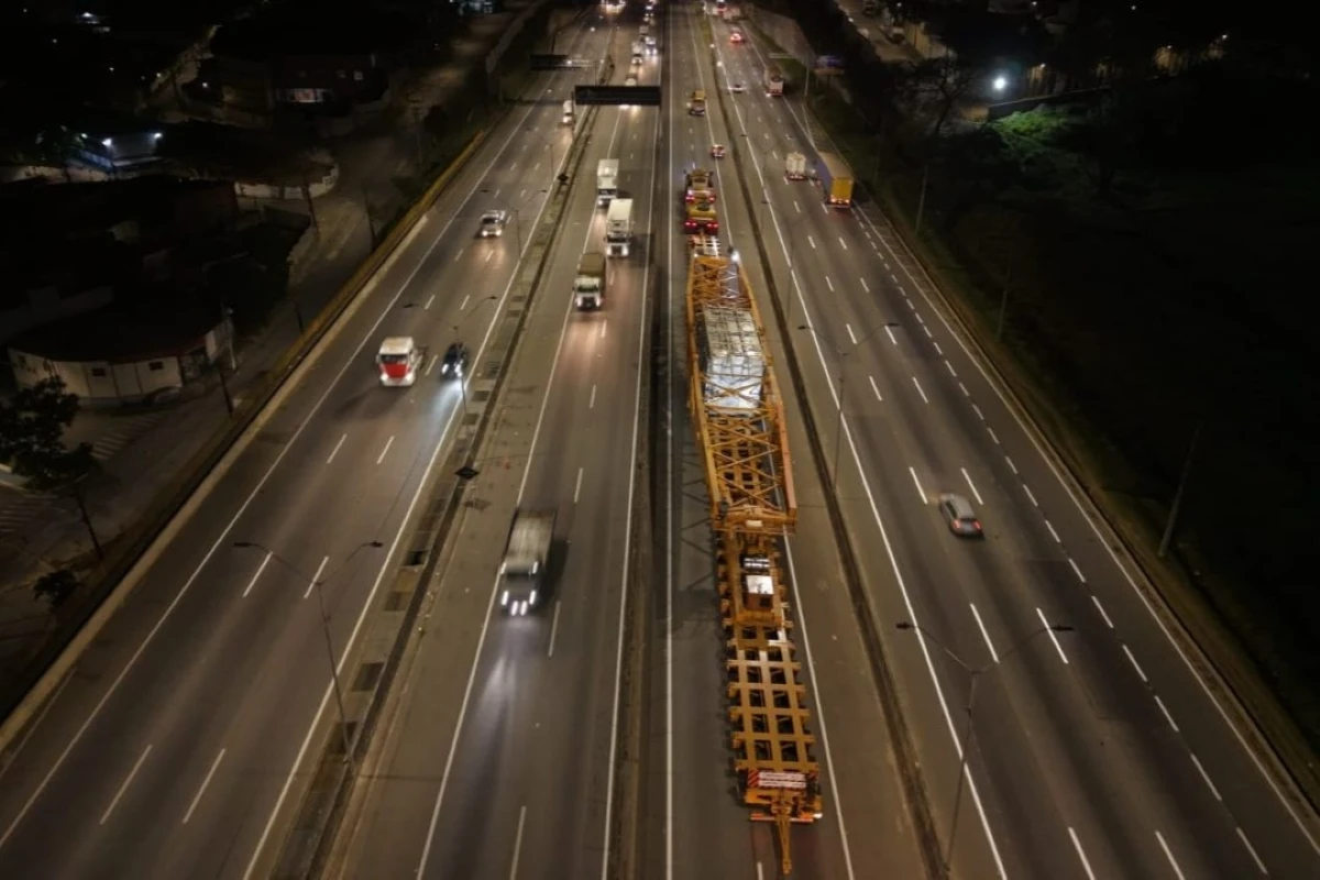 Trajeto de maior carreta da história da Dutra é retomado após pausa