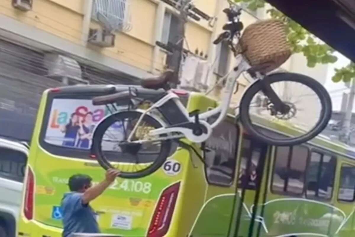 Ônibus arrasta fiação e faz bicicleta elétrica “voar” em Niterói