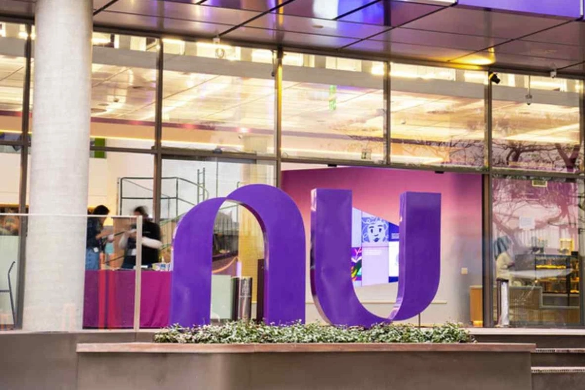 Banco indenizará ex-funcionário por foto corporativa simulando nudez