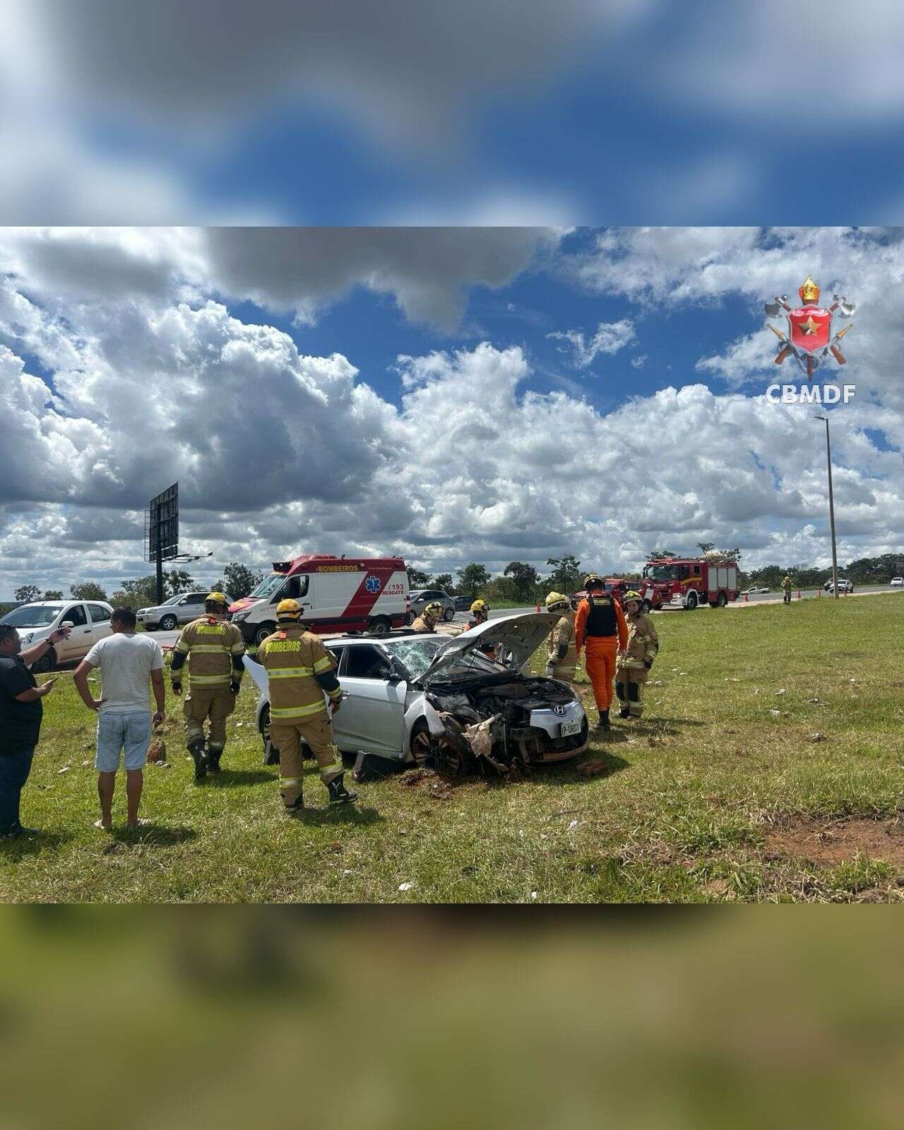 Carro bate e derruba poste de iluminação em Epia Sul