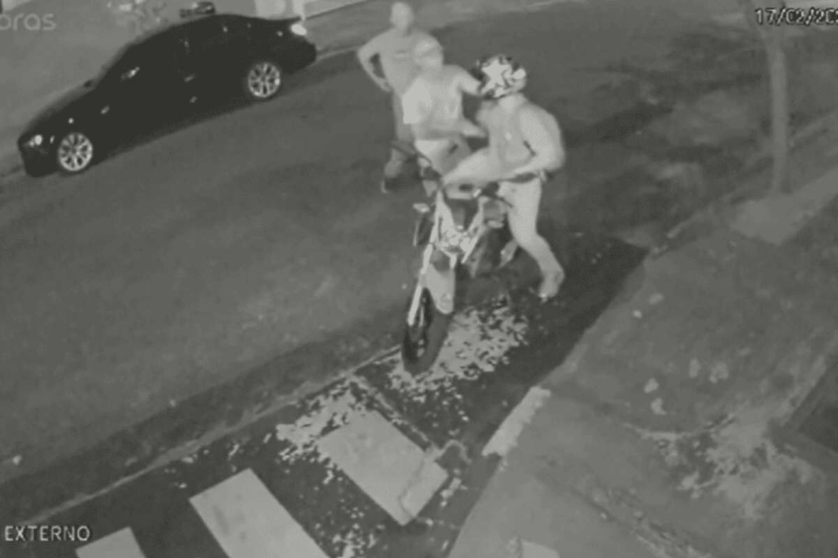 Vídeo: dupla armada com faca assalta motociclista e leva moto em SP