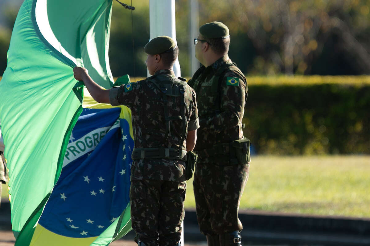 Militar morto descia bandeira nacional quando foi atingido por árvore