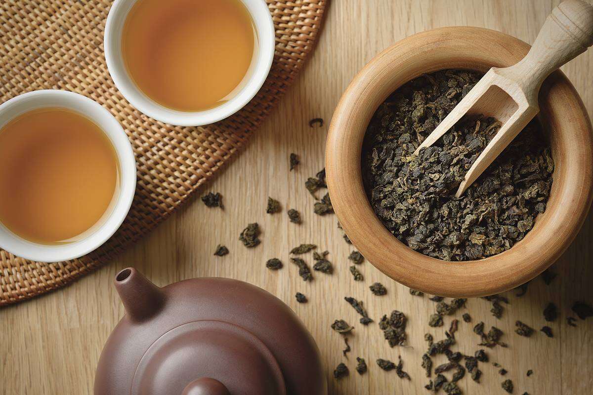 Chá oolong: conheça benefícios para a saúde da “infusão azul”