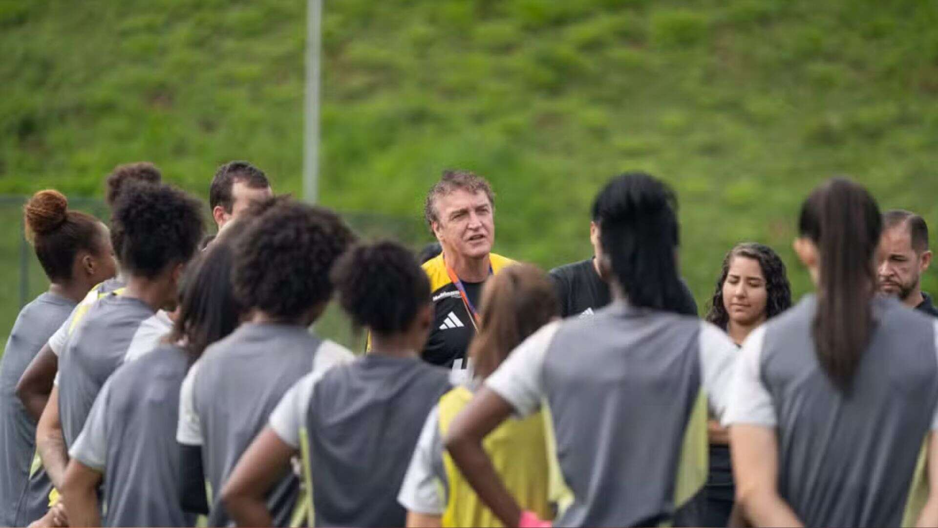 Cuca visita time feminino do Galo e promete apoiar categoria