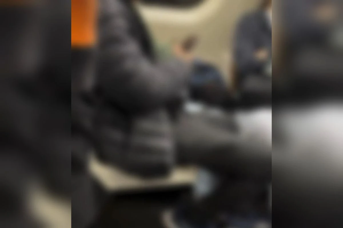 Passageira flagra homem se masturbando em metrô da Linha 4-Amarela.