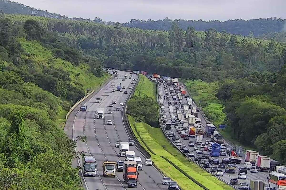 Rodovia dos Bandeirantes está congestionada após queda de helicóptero