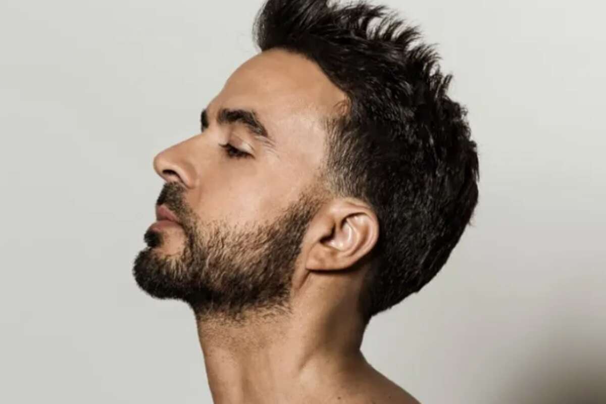 Luis Fonsi se apresenta na cerimônia do Grammy Latino, em novembro