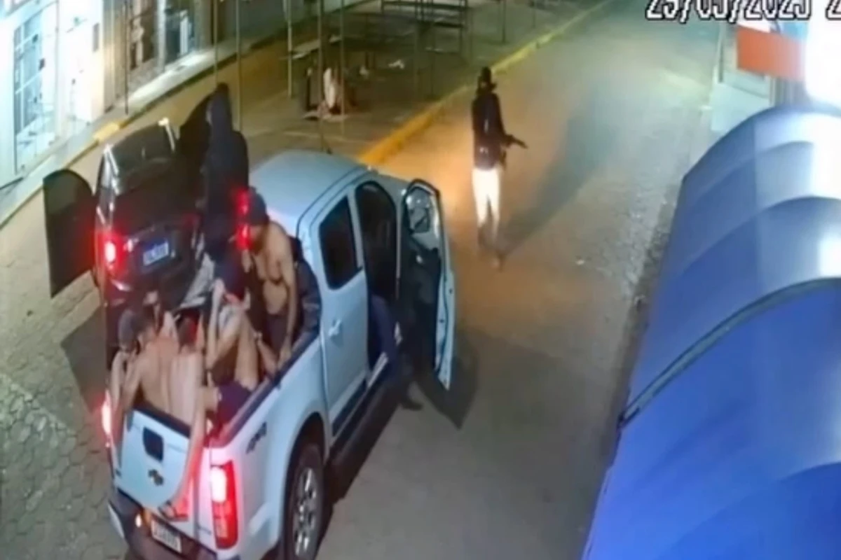Quadrilha armada com fuzis invade banco, faz reféns e explode caixas